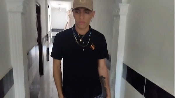 caminando por el pasillo de la casa voy al cuarto de mi hermanastra y me le lambo ese coño