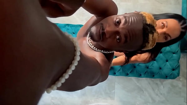 Puso la camara en un nuevo angulo para que se captara mejor como se la chingan