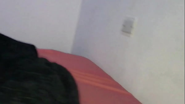 Hermanastra sexy me regala una rica mamada con garganta profunda