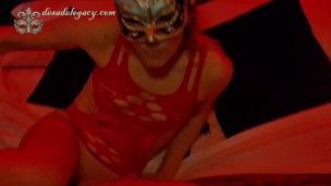 Bionda schiava con culo perfetto serve il suo master con tutti i buchi e squirta