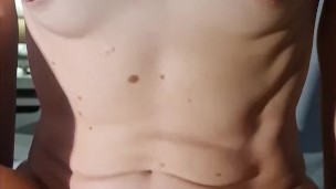 Cavalca il grosso cazzo del suo padrone e lo spompina fino a riempirsi la bocca di sborra