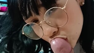 Colegiala hace una mamada su maestro para subir nota