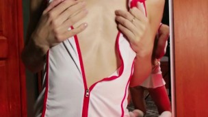 Сладенька медсестра ловко скачет на большом дилко