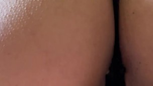 DOVEVA ESSERE SOLO UN POMPINO!!! MI SCOPA LA FICA GONFIA GUARDANDOMI I PIEDI  E SI SVUOTA!!!