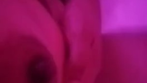 Esperando al amigo de mi esposo que venga a ducharse con Migo mientras mi esposo trabaja (hot wife)