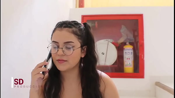 Los Hermanastros (Melanie Caceres y Milan Smit) Cogiendo En La Cama de sus Padrastros.