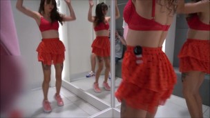 Młoda zdzira w centrum handlowym bez majtek, napalona para