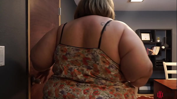 SSBBW Erin Green plays with herself on Happy Ending Cleaning