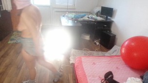 Amateur-Ehefrau hat Spaß beim Anprobieren von Kleidung, die sie zerschneidet.