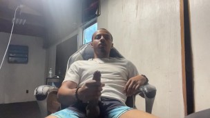 JERKING OFF TO BLOWJOB VIDEOS 😋 // ONLYFANS @WTFCHARLEY