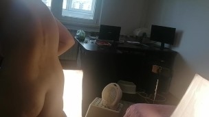 Une femme amatrice s’amuse à essayer des vêtements qu’elle coupe.